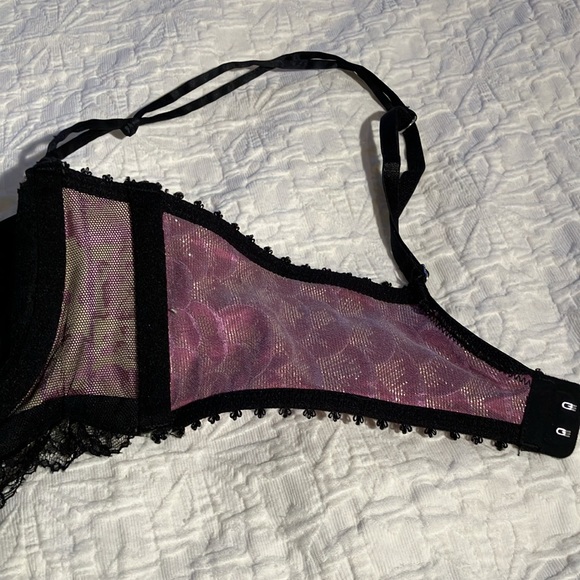 Fabulous brocade bra with lightly padded underwire cups and lace detail. - Picture 10 of 15